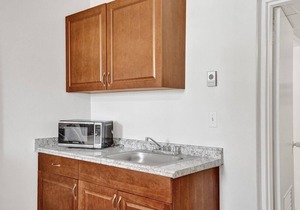 Amazing Studio/1Bath, Hallandale Beach, FREE PARKING. Walk to the beach!