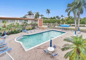 Amazing Studio/1Bath, Hallandale Beach, FREE PARKING. Walk to the beach!
