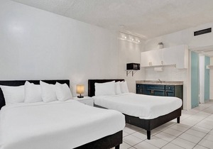 Amazing Studio/1Bath, Hallandale Beach, Outdoor Pool and Free Parking!