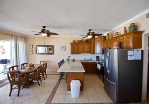 Beachfront 2 BR Condo with Endless Ocean View - Free Wifi