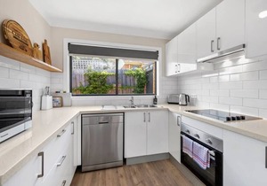 Beachside Torquay Unit: Walk to Surf, Food and Fun
