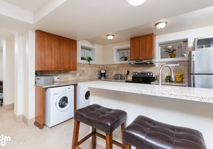 Beautiful Bright Remodel Minutes from Downtown