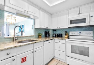 Beautiful Direct Oceanfront Condo W/Heated Pool & Steps to the Pier!🌴