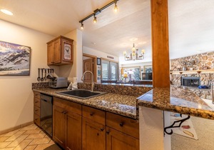 Beautiful Mountain Views, Next to Keystone Lake, Steps to Shops and Dining