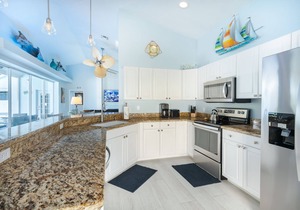 Beautiful/private 3Br home on a quiet Cul-de-Sac w/saltwater Pool & Spa.