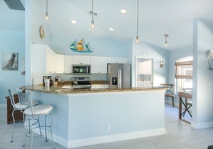Beautiful/private 3Br home on a quiet Cul-de-Sac w/saltwater Pool & Spa.