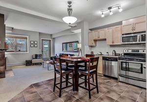 Best Relaxing King Bed Suite/Mtn. View, Heated Pool & Hot Tubs & Free Parking
