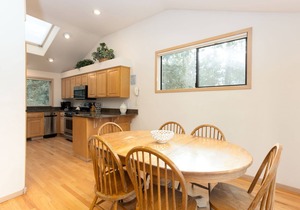 BLUE05 - Spacious Home, Close to the Deschutes River, Hot Tub, 2 Ensuites