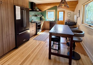 Bluebird Day - Delaware House, Old Downtown Bend, Hot tub and modern amenities.