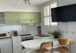 bondi beach studio 8 balcony rooftop pool, aircon, walk to beach, restaurants