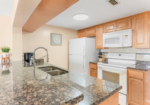 Breathtaking VIEWS ~ Stylish Condo ~ Steps to Beach💕