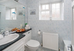 Bright 1 bed, 2 bath sleeps 4 in trendy Hampstead