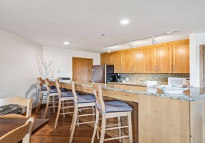 Bright and Spacious 2BR A/C Fireplace & Stunning Beaver Creek Mountain Views