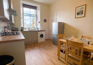 Bright Bruntsfield Apartment