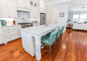 Bright, Luxurious Executive Rental Near Forsyth w/Parking by Lucky Savannah
