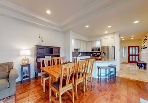 Broken Top townhome with private hot tub, deck, grill, fast WiFi, & washer/dryer