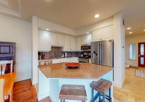 Broken Top townhome with private hot tub, deck, grill, fast WiFi, & washer/dryer