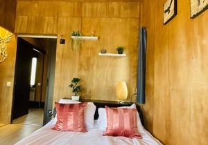 CABANE DANS LES ARBRES (4m) & SPA privatif 4/5 pers adapted PMR