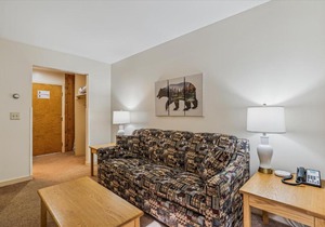 Cedarbrook Deluxe one bedroom suite located on 2nd floor with outdoor heated pool 21820