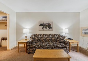 Cedarbrook Deluxe one bedroom suite located on 2nd floor with outdoor heated pool 21820