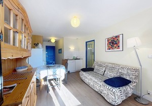 Central Apartment with Elevator, Near Beach, Free WIFI, Granville