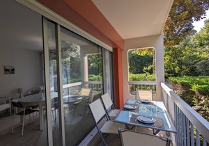 Central Arcachon - Charming 2-BR for 4 with Balconies & Parking