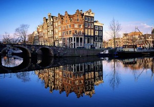 Central & Quiet Canal Apartment