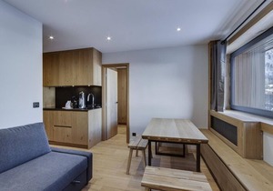 Charming 2-Bedroom Renovated Apartment with Parking and Ski Locker, 500m from Val d'Isère Center