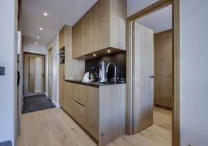 Charming 2-Bedroom Renovated Apartment with Parking and Ski Locker, 500m from Val d'Isère Center