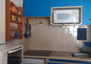 Charming Studio in Verdant Setting with Balcony, Sleeps 4