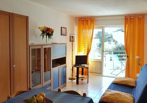 Charming T2 by the sea, pool view, South facing, air-conditioned, beautiful terrace