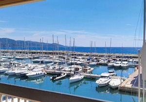 Charming T2 in La Favière with pool and private parking, near beaches and shops