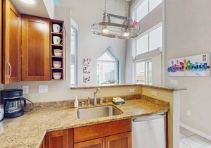 Charming top floor 2 story penthouse with Sound and Olympic views