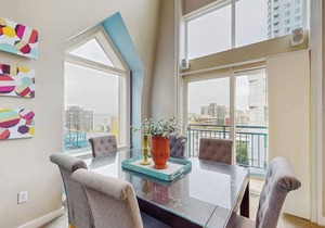 Charming top floor 2 story penthouse with Sound and Olympic views