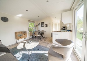 Comfortable chalet with microwave, near the beach