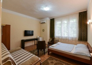 Comfortable & Quiet Apartment with free Wi-FI and City View