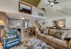 Condo in Great Location, View of Golf Course & SHARC Passes - Dogs OK