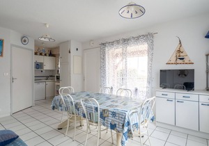 Cozy Beachside Cottage for 6, 200m from Ocean, Patio & Parking