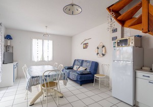 Cozy Beachside Cottage for 6, 200m from Ocean, Patio & Parking