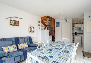 Cozy Beachside Cottage for 6, 200m from Ocean, Patio & Parking