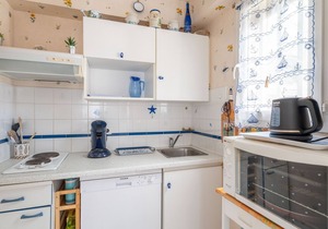 Cozy Beachside Cottage for 6, 200m from Ocean, Patio & Parking