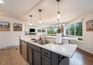 Cozy condo w/fireplace, close to GNP - Marina Cay Retreat
