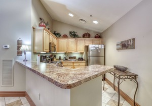 Cozy condo w/free attraction tickets, jetted tub, & pool/hot tub - walk downtown