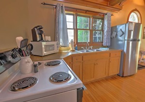 Cozy Cottage With Fireplace, Seasonal Pool/Hot Tub