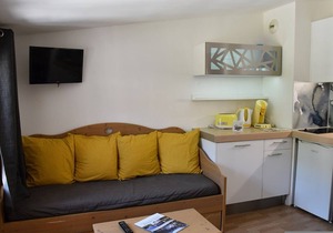 Cozy Studio Cabin Opposite Montgenèvre Slopes with Wi-Fi and Ski Locker