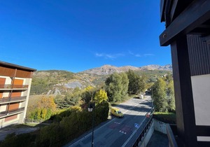 Cozy Studio for 4 in Ski Resort, Steps to Slopes & Town with Balcony