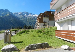 Cozy Studio with Balcony, Near Slopes and Shops, Ski-in/Ski-out Access
