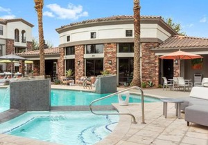 CozySuites Glendale by the stadium with pool 02