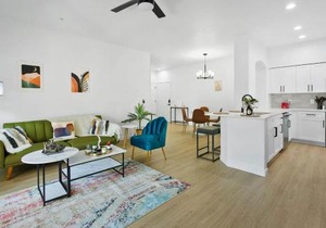CozySuites Glendale by the stadium with pool 02