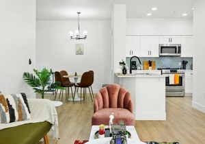 CozySuites Glendale by the stadium with pool 10